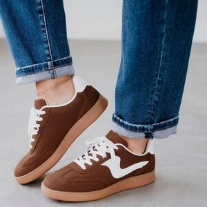 La Sheelah Modern Sneaker Size 10 Brown White Stripe Detail Lace Up Round Toe